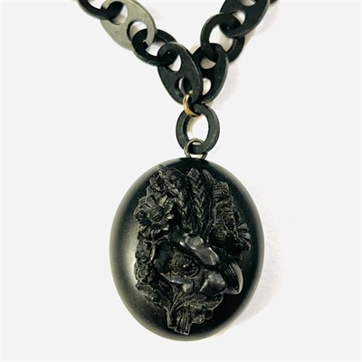 Starožitný náhrdelník s medailonem z ebonitu