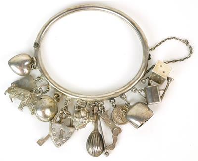 Stříbrný náramek s ověsky