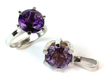 Zlatý prsten a závěs s ametysty