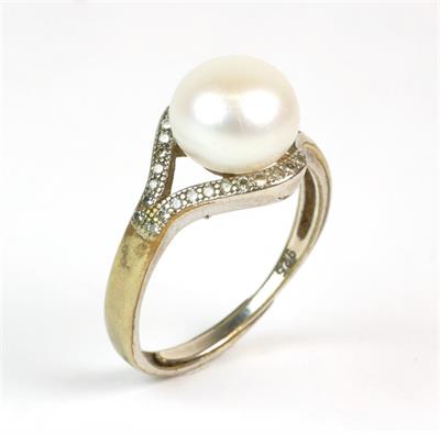 Stříbrný prsten s perlou