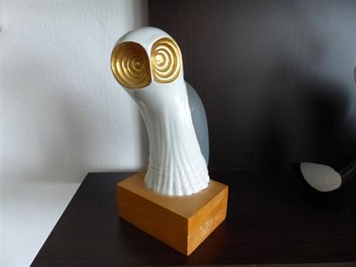 BRUSEL SOVA NA DŘEVĚNÁM SOKLU JEŽEK ROYAL DUX 1960