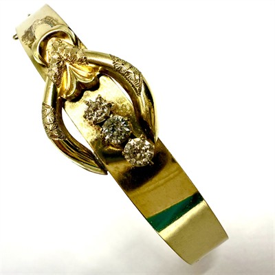 Starý zlacený kruhový náramek s čirými kameny