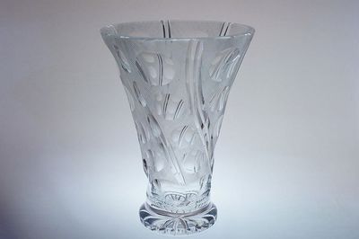 Bohatě broušená a řezaná váza, Kamenický Šenov