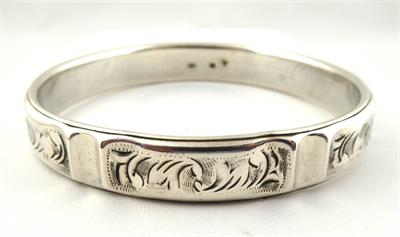 Stříbrný gravírovaný kruhový náramek