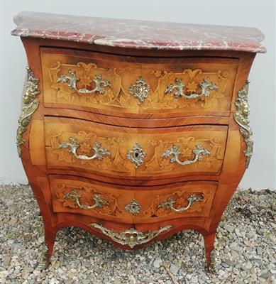 Intarzovaná komoda s mramorem