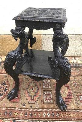 Gotický stůl z Viktoriánského období