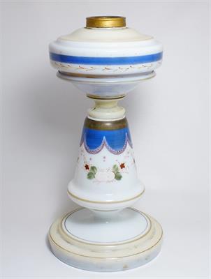 Petrolejová lampa opálové sklo s malovaným dekorem 19. stol