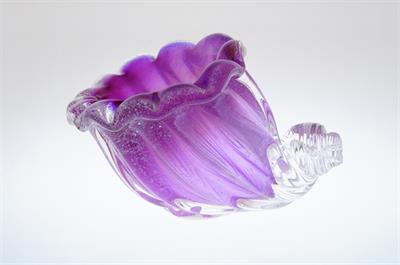 Roh hojnosti - hutní váza, ametystové sklo, zatavený dekor