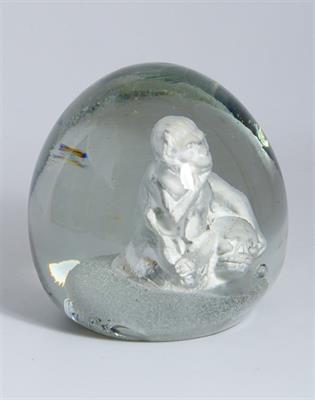 Rarita - skleněné těžítko: Opičák s lebkou