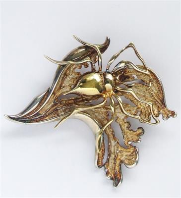 Ag brož s pavoukem na listu, 6 x 5,5 cm