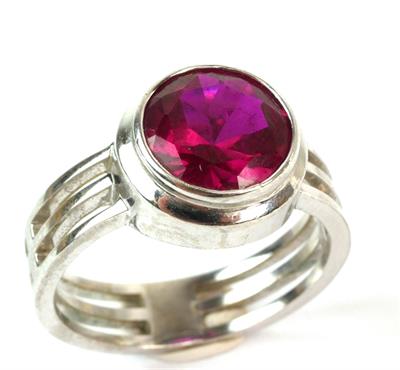 Zlatý prsten s s rubínem