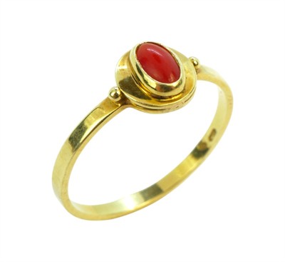 Zlatý prsten s korálem
