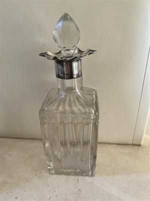 Broušená Skleněná Karafa  se stříbrným hrdlem