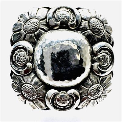 Stříbrná brož s plastickým florálním motivem