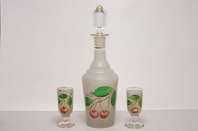 Secesní likérová souprava, malované sklo dekorované vypalovanou drtí