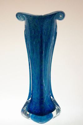 Vysoká secesní váza z kobaltového hutního skla