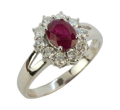 Zlatý prsten s rubínem a brilianty