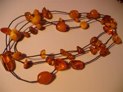 Dlouhý stříbrný náhrdelník s jantary