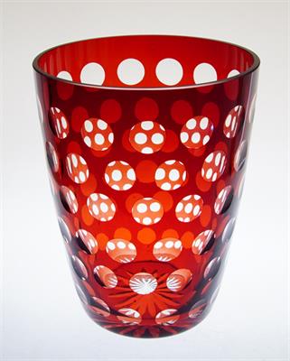 Váza z vrstveného rubínového skla s broušeným dekorem čoček