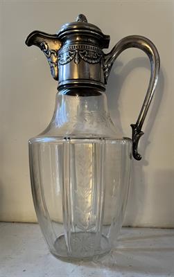 karafa na vino se stříbrnou montáží