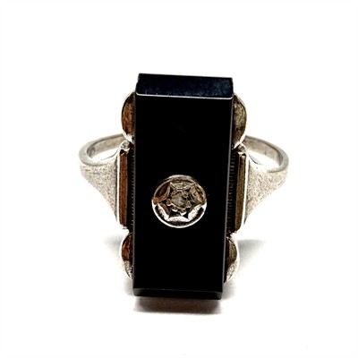 Stříbrný Art deco prsten s onyxem a diamantovou routou