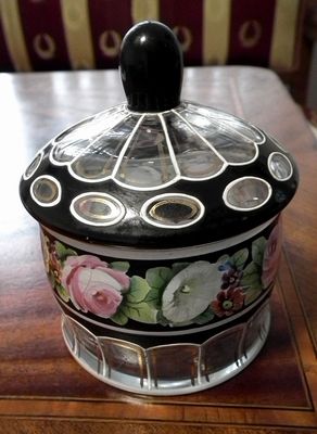 Stará emailovaná dóza.