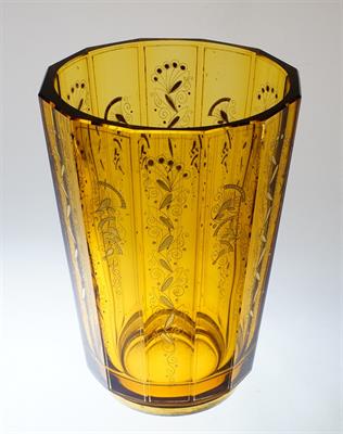 ART - DECO váza z ambrového skla se stylovým ornamentem