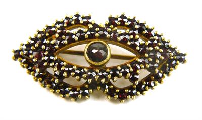 Stříbrná brož s granáty