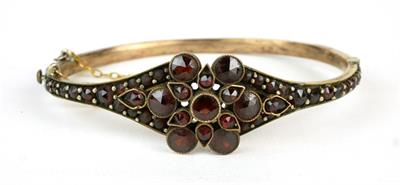 Granátový náramek