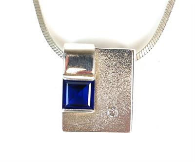 Stříbrný geometrický náhrdelník se spinelem