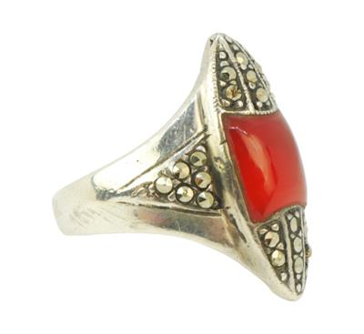 Stříbrný prsten s karneolem a markazity