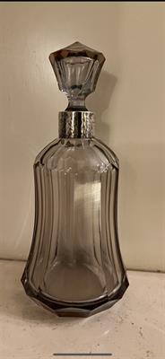 Art deco flakon z fialového skla se stříbrným uzávěrem