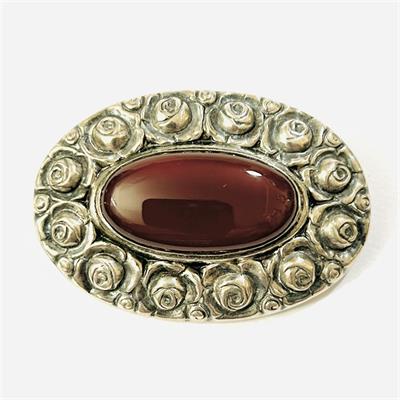Stříbrná secesní brož "růže" s karneolem