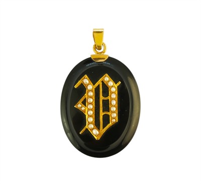 Onyxový závěs s písmenem V