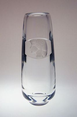 Celobroušená váza z čirého skla s rytinou dívky z roku 1965