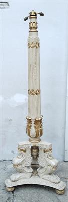 Vyřezáváná lampa