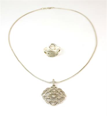 Stříbrný prsten a náhrdelník