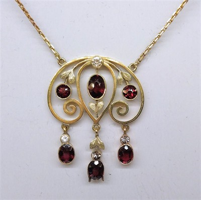Zlatý secesní náhrdelník s almandiny a leukosafíry