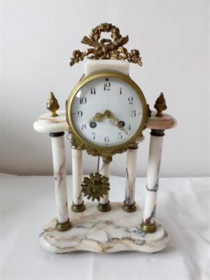 Stolní sloupkové hodiny - druhorokokové Francie