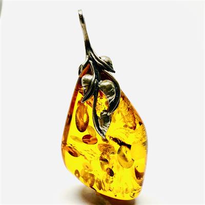 Velký stříbrný jantarový závěs