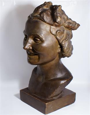 Busta mladé dívky v secesním stylu, patinovaná sádra