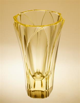 Broušená váza z citrínového skla "LISTY" Jiřina PASTRKOVÁ