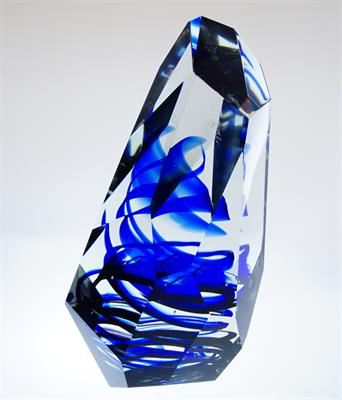 Skleněný objekt - broušená plastika, kobaltově modré jádro