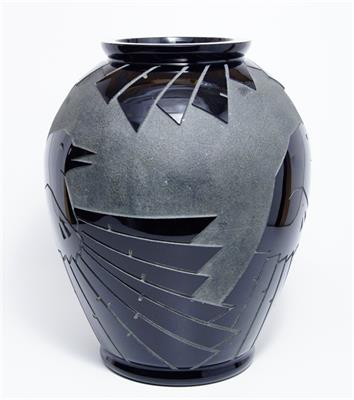 Hyalitová váza s reliéfem dravého ptáka Schreiber & Neffen