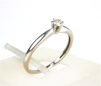 Zlatý prsten s briliantem