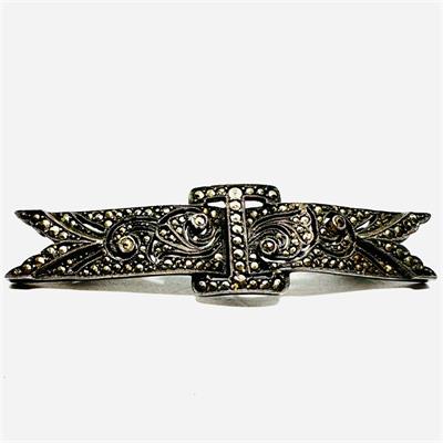 Stříbrná brož s přeskou zdobená markazity