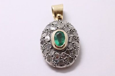 Zlatý přívěšek s diamanty a smaragdem