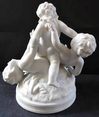 Sousoší tří dětí s girlandou květů - Unterweissbach