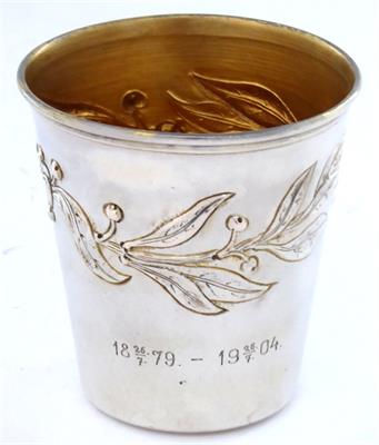 Stříbrný pohárek s vavřínovým věnečkem