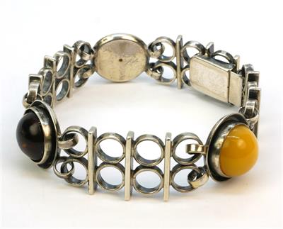 Stříbrný náramek s jantary tří barev